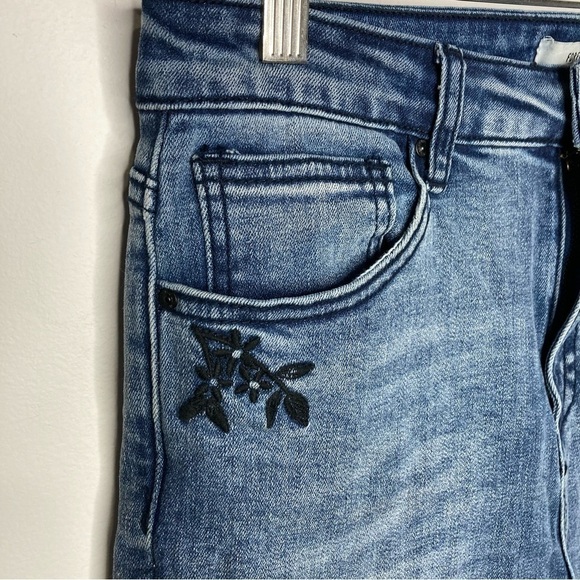 Forever 21 embroidered floral skinny jeans size 26โ - Picture 2 of 5